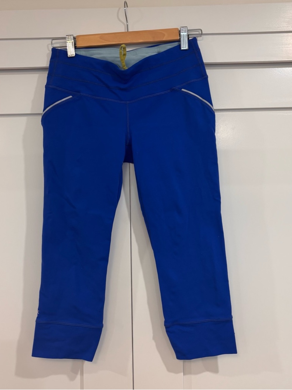 Athleta Relay Capri Leggings Blue Women S Half Pant Drawstring Zip Pocket 862109